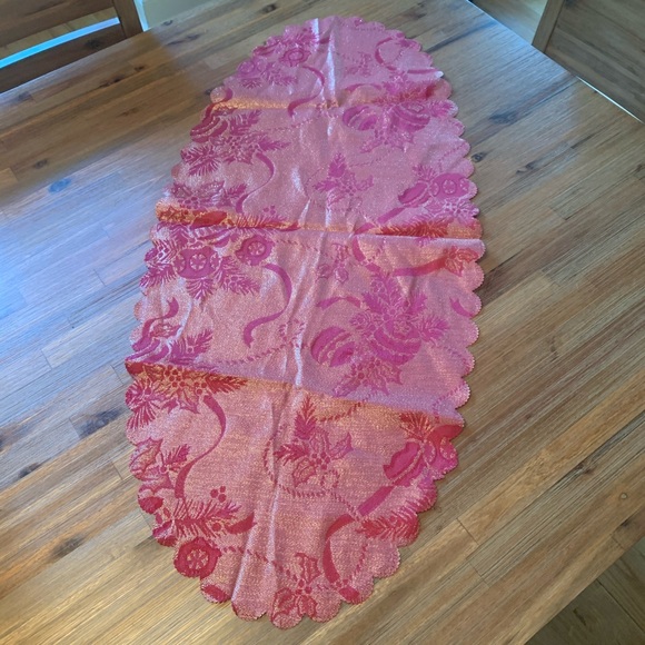 Gold metallic scallop trim Christmas table runner - Picture 3 of 8